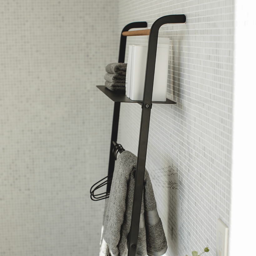 Redel rätikuhoidja riiuliga musta värvi Artifex Living e-pood