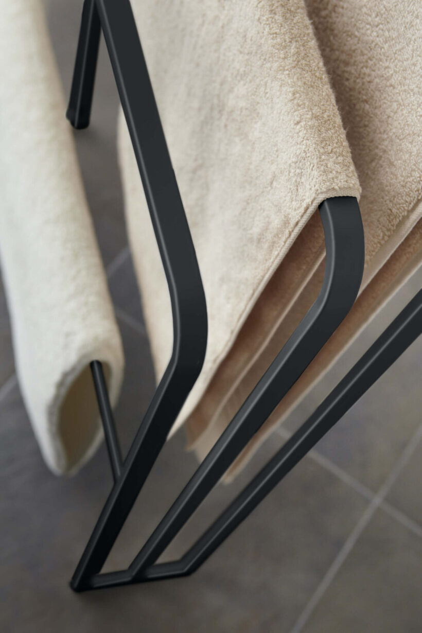 Lihtne rätikuhoidja metall must detailid vannitoas