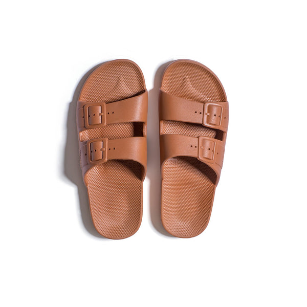 Veekindlad sandaalid kaubamärgilt Freedom Moses toffee pruuni värvi