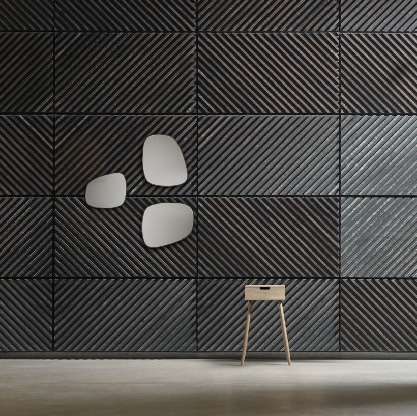 Ebasümmeetrilne seinapeegel musta raamiga