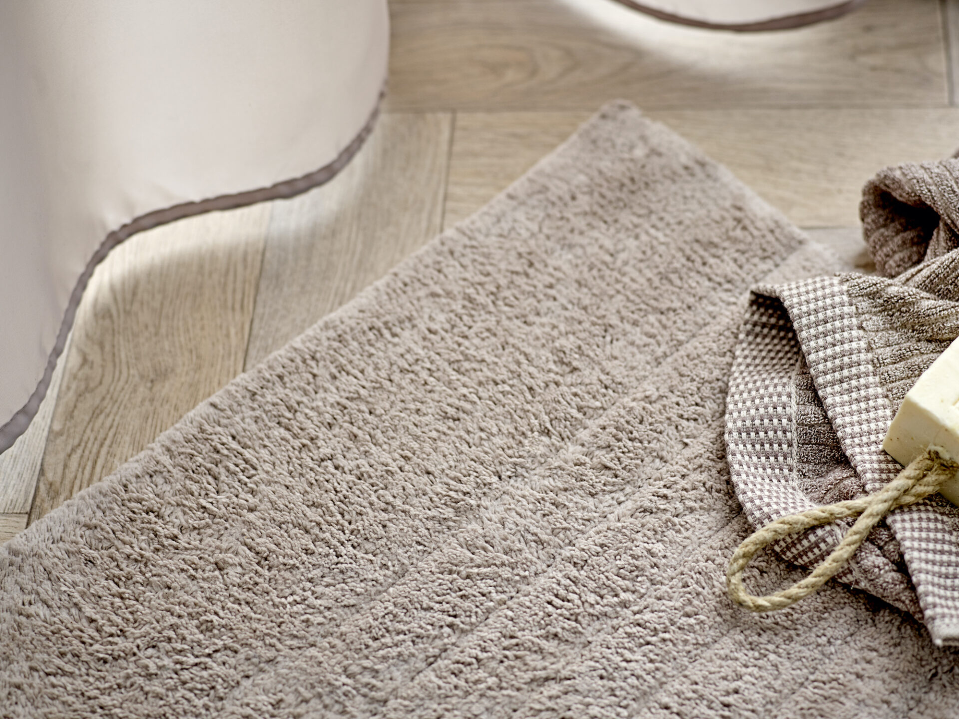 Soft bath mat 50 x 80 cm – beige